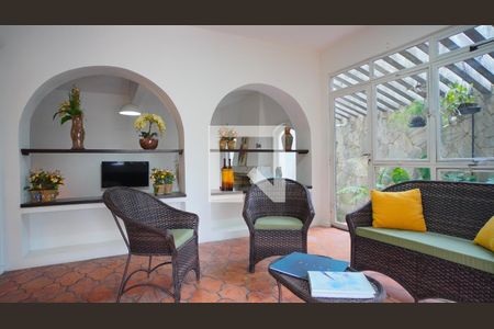 Sala com jardim inverno  de casa para alugar com 4 quartos, 546m² em Jardim Itu, Porto Alegre