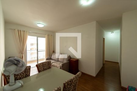 Sala de apartamento para alugar com 2 quartos, 72m² em Jardim Tupanci, Barueri