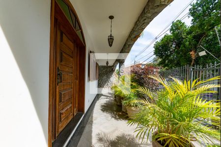 Entrada de casa para alugar com 6 quartos, 380m² em Grajaú, Belo Horizonte
