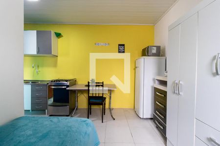 Cozinha/Quarto de casa para alugar com 1 quarto, 30m² em Uberaba, Curitiba
