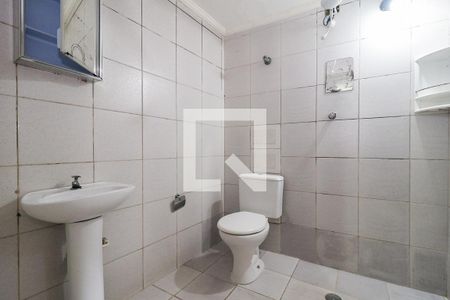 Banheiro da Suíte de casa para alugar com 1 quarto, 25m² em Parque Industrial das Oliveiras, Taboão da Serra