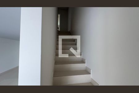 Corredor de casa à venda com 3 quartos, 146m² em Estoril, Belo Horizonte