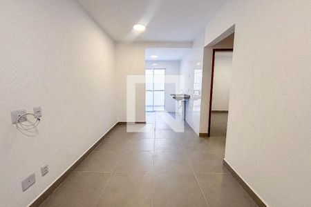 Sala/Cozinha de apartamento para alugar com 2 quartos, 50m² em Vila Paulo Silas, São Paulo