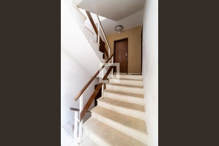 Escada de apartamento à venda com 3 quartos, 95m² em Vila Paris, Belo Horizonte