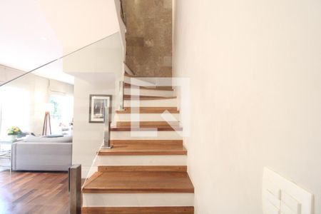 Escada de casa de condomínio à venda com 3 quartos, 270m² em Vila Sofia, São Paulo