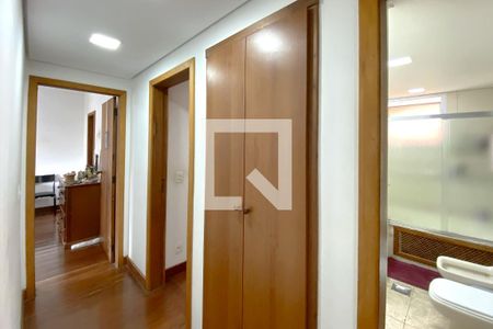 Corredor de apartamento à venda com 4 quartos, 180m² em Funcionários, Belo Horizonte