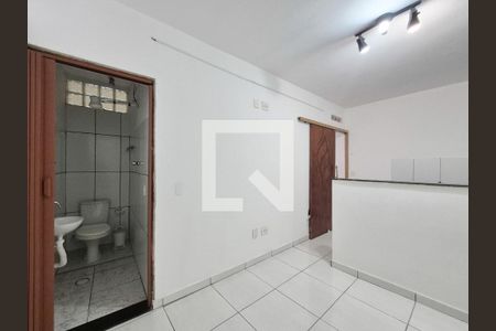 Sala/Quarto de casa para alugar com 1 quarto, 30m² em Vila Carmosina, São Paulo