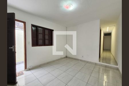 Sala de casa à venda com 4 quartos, 126m² em Vila Carmosina, São Paulo