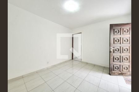Sala de casa à venda com 4 quartos, 126m² em Vila Carmosina, São Paulo