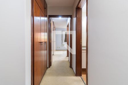 Corredor  de apartamento à venda com 3 quartos, 132m² em Moema, São Paulo