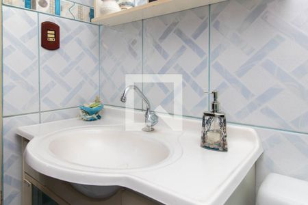 Banheiro de apartamento à venda com 1 quarto, 48m² em Azenha, Porto Alegre