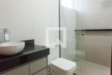 Banheiro suite 1 de casa de condomínio à venda com 3 quartos, 210m² em Ville Des Lacs, Nova Lima