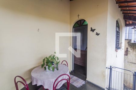 Varanda  de casa à venda com 2 quartos, 200m² em Esplanada, Belo Horizonte