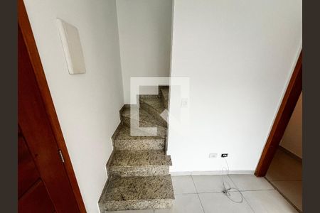 Escada de casa de condomínio para alugar com 2 quartos, 43m² em Parada Inglesa, São Paulo