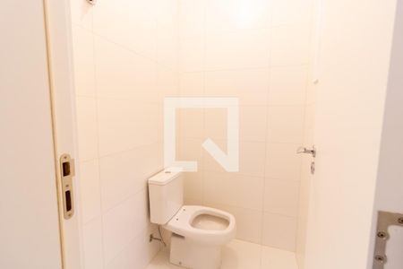 Banheiro de serviço de casa de condomínio à venda com 3 quartos, 340m² em Pedra Redonda, Porto Alegre