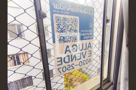 Placa na Janela de apartamento para alugar com 3 quartos, 53m² em Conjunto Residencial José Bonifácio, São Paulo