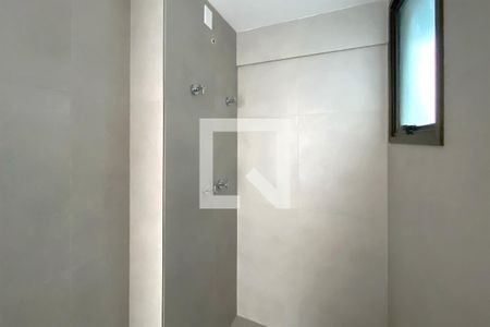 Banheiro de apartamento à venda com 1 quarto, 45m² em Estoril, Belo Horizonte