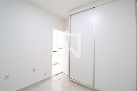 Quarto 1 de apartamento para alugar com 2 quartos, 45m² em Gávea, Uberlândia