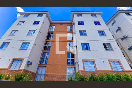 Fachada do bloco com placa de apartamento à venda com 2 quartos, 50m² em Tomás Coelho, Rio de Janeiro