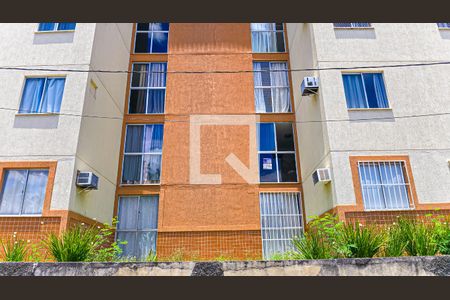 Fachada do bloco com placa de apartamento à venda com 2 quartos, 50m² em Tomás Coelho, Rio de Janeiro