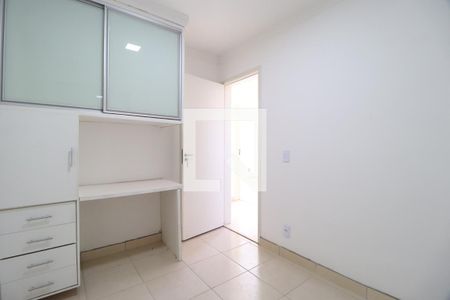 Quarto 2 de apartamento para alugar com 3 quartos, 45m² em Santa Mônica, Uberlândia