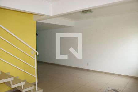 Sala de casa de condomínio para alugar com 4 quartos, 110m² em Jardim Passargada I, Cotia