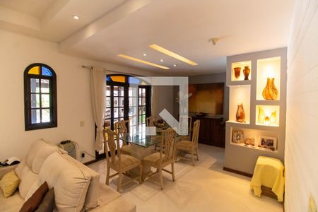 Sala de casa à venda com 5 quartos, 400m² em Itaipu, Niterói