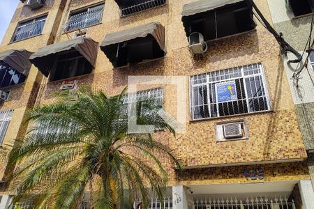 Fachada do Prédio + placa de apartamento para alugar com 2 quartos, 72m² em Rocha, São Gonçalo