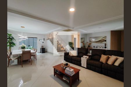 Sala de casa de condomínio para alugar com 4 quartos, 320m² em Barra da Tijuca, Rio de Janeiro
