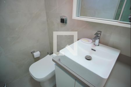 Banheiro da Suíte de apartamento à venda com 2 quartos, 162m² em Passo D’areia, Porto Alegre