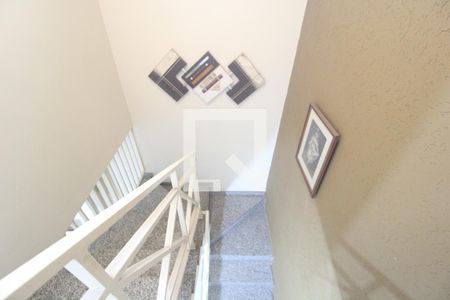 Escada de casa para alugar com 3 quartos, 262m² em Jardim Regis, São Paulo