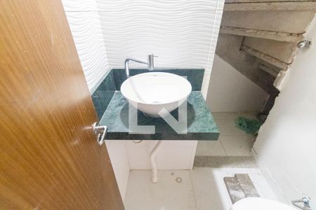 Lavabo de casa de condomínio para alugar com 2 quartos, 75m² em Guaratiba, Rio de Janeiro