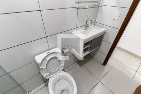 Banheiro de casa para alugar com 2 quartos, 77m² em Vila Franca, São Paulo