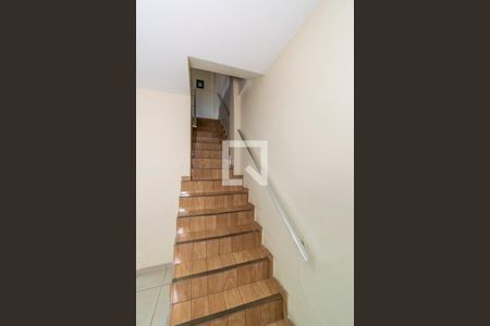 Sala de Jantar - Acesso ao 2º andar de casa à venda com 2 quartos, 120m² em Olaria, Rio de Janeiro