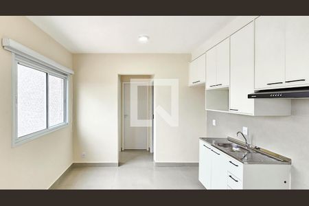 Sala e cozinha de apartamento para alugar com 2 quartos, 35m² em Vila Sul Americana, Barueri