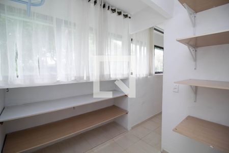 Closet da suíte 1 de apartamento para alugar com 2 quartos, 60m² em Parque Cecap, Guarulhos