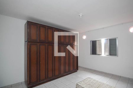 Suíte  de casa para alugar com 5 quartos, 300m² em Parque Edu Chaves, São Paulo