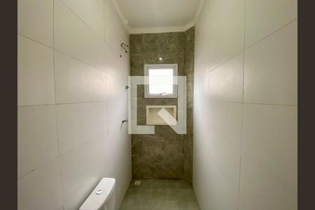 Banheiro da Suíte de casa de condomínio para alugar com 2 quartos, 103m² em Tupi, Praia Grande