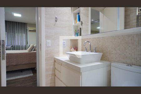 Banheiro suite  de casa de condomínio para alugar com 3 quartos, 218m² em Teresópolis, Porto Alegre