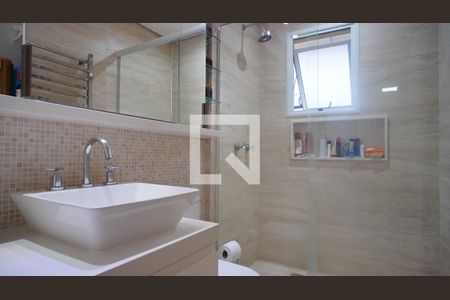 Banheiro suite  de casa de condomínio para alugar com 3 quartos, 218m² em Teresópolis, Porto Alegre