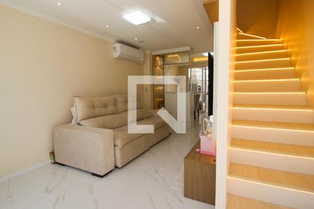 Sala de casa de condomínio à venda com 2 quartos, 100m² em Campo Novo, Porto Alegre