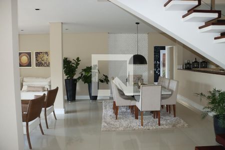 Sala de casa de condomínio para alugar com 3 quartos, 355m² em Jardim Indaia, Embu das Artes