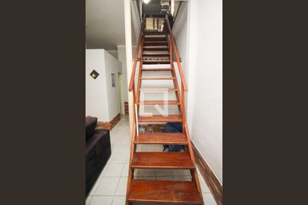 Escada de casa para alugar com 2 quartos, 349m² em Partenon, Porto Alegre