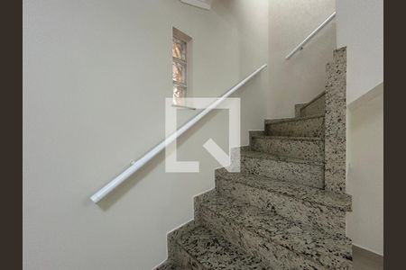 Escada de casa para alugar com 4 quartos, 176m² em Jardim Felicidade (zona Oeste), São Paulo