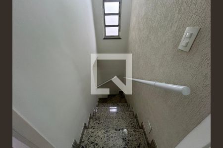 Escada de casa para alugar com 4 quartos, 176m² em Jardim Felicidade (zona Oeste), São Paulo