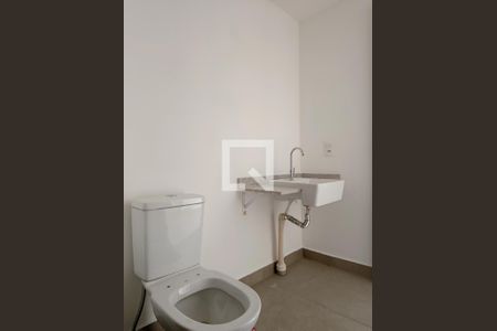Banheiro de kitnet/studio para alugar com 1 quarto, 26m² em Pinheiros, São Paulo