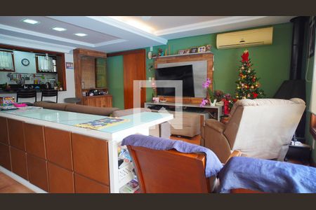 Sala 1 de casa para alugar com 4 quartos, 274m² em Medianeira, Porto Alegre