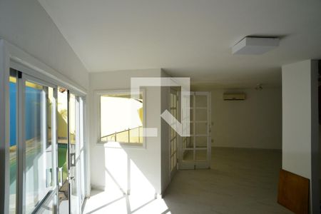 Sala de casa de condomínio à venda com 4 quartos, 300m² em Barra da Tijuca, Rio de Janeiro