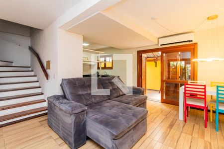 Sala de casa para alugar com 4 quartos, 154m² em Guarujá, Porto Alegre