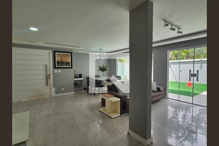 Sala  de casa de condomínio para alugar com 5 quartos, 350m² em Recreio dos Bandeirantes, Rio de Janeiro